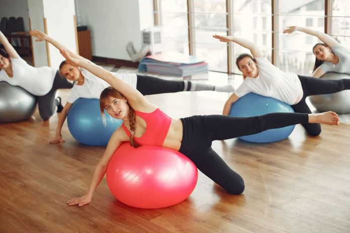 cours de Pilates en salle, exercice pour le dos